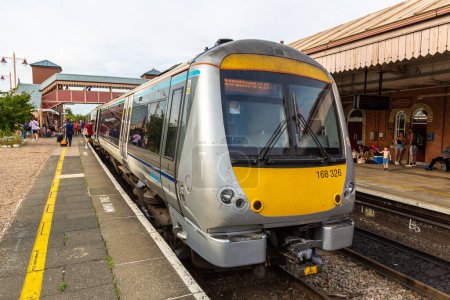 Foto de STRATFORD-UPON-AVON, Reino Unido - 11 de junio de 2022: Estación de tren de Stratford-upon-Avon en Stratford-upon-Avon en un día de verano, Reino Unido - Imagen libre de derechos