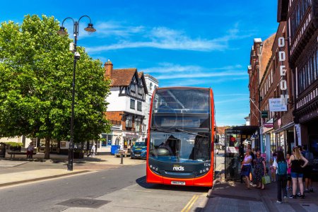 Téléchargez les photos : SALISBURY, ROYAUME-UNI - 17 JUIN 2022 : Autocar moderne à deux étages rouge dans une rue typique de Salisbury par une journée ensoleillée d'été, Royaume-Uni - en image libre de droit