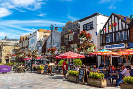 Téléchargez les photos : SALISBURY, Royaume-Uni - 17 JUIN 2022 : Pub de rue dans la rue typique de Salisbury par une journée ensoleillée d'été, Royaume-Uni - en image libre de droit