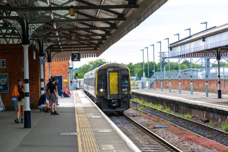 Téléchargez les photos : SALISBURY, Royaume-Uni - 17 JUIN 2022 : Gare de Salisbury à Salisbury par une journée d'été ensoleillée, Royaume-Uni - en image libre de droit