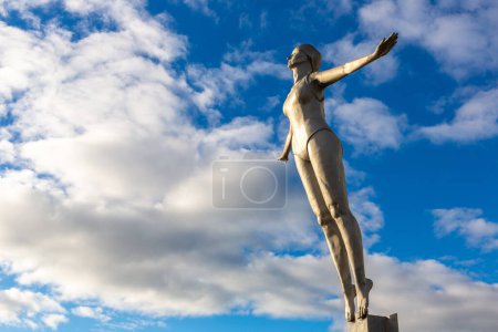 Foto de SCARBOROUGH, Reino Unido - 27 de julio de 2022: Diving Belle estatua en Scarborough, Yorkshire en un soleado día de verano, Reino Unido - Imagen libre de derechos