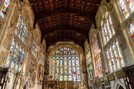 Téléchargez les photos : STRATFORD-UPON-AVON, Royaume-Uni - 11 JUIN 2022 : L'intérieur de l'église Holy Trinity à Stratford upon Avon, William Shakespeare est enterré dans cette église, Royaume-Uni - en image libre de droit