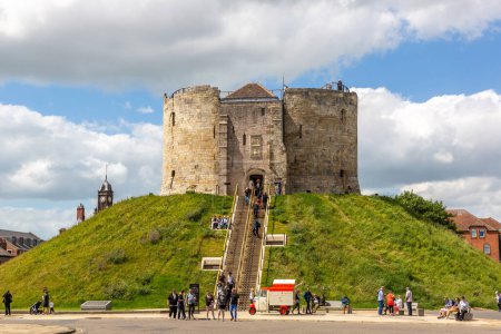 Téléchargez les photos : YORK, Royaume-Uni - 10 JUIN 2022 : Tour médiévale de Clifford à York par une journée d'été ensoleillée, Yorkshire du Nord, Royaume-Uni - en image libre de droit
