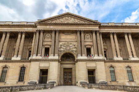 Téléchargez les photos : PARIS, FRANCE - 01 JUIN 2022 : Le Louvre est l'un des plus grands musées du monde en une journée d'été, en France - en image libre de droit