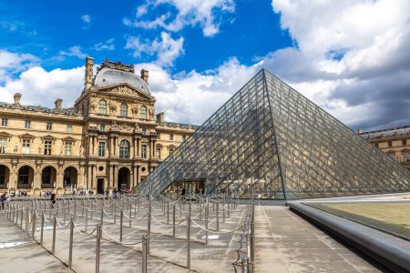 Téléchargez les photos : PARIS, FRANCE - 01 JUIN 2022 : Le Louvre et la Pyramide - est l'un des plus grands musées du monde à Paris en une journée d'été, France - en image libre de droit