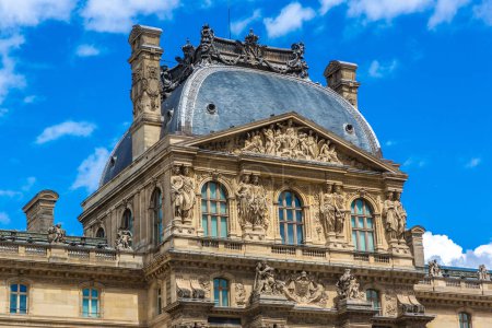 Téléchargez les photos : PARIS, FRANCE - 01 JUIN 2022 : Le Louvre est l'un des plus grands musées du monde en une journée d'été, en France - en image libre de droit
