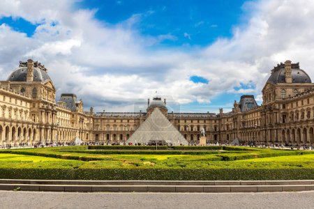Téléchargez les photos : PARIS, FRANCE - 01 JUIN 2022 : Le Louvre et la Pyramide - est l'un des plus grands musées du monde à Paris en une journée d'été, France - en image libre de droit