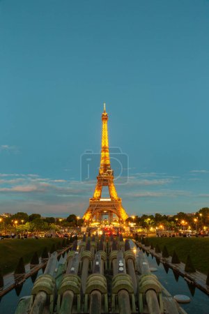 Téléchargez les photos : PARIS, FRANCE - 01 JUIN 2022 : Tour Eiffel à Paris la nuit, France - en image libre de droit
