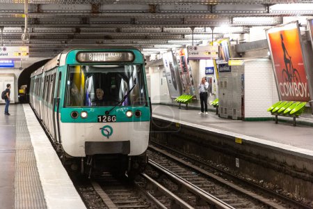 Foto de PARÍS, FRANCIA - 01 DE JUNIO DE 2022: El metro de París es uno de los sistemas subterráneos más grandes del mundo en París en un día de verano, Francia - Imagen libre de derechos