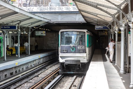Téléchargez les photos : PARIS, FRANCE - 01 JUIN 2022 : Le métro de Paris est l'un des plus grands réseaux de métro au monde en une journée d'été, en France - en image libre de droit