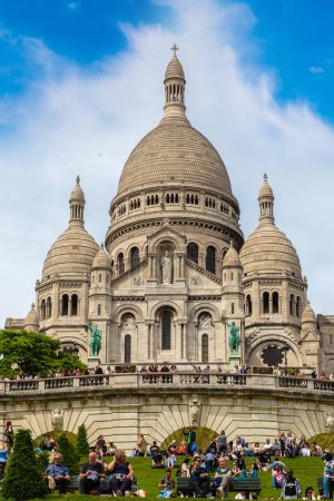 Téléchargez les photos : PARIS, FRANCE - 01 JUIN 2022 : Basilique du Sacré-Cœur sur la colline Montmartre à Paris (Basilique du Sacré-Cœur) en une journée d "été, France - en image libre de droit