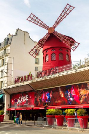 Téléchargez les photos : PARIS, FRANCE - 01 JUIN 2022 : Moulin Rouge est un célèbre cabaret dans le quartier des feux rouges de Paris par une journée d'été, en France - en image libre de droit