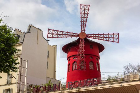 Téléchargez les photos : PARIS, FRANCE - 01 JUIN 2022 : Moulin Rouge est un célèbre cabaret dans le quartier des feux rouges de Paris par une journée d'été, en France - en image libre de droit
