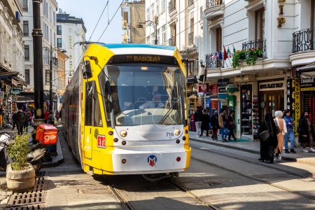 Téléchargez les photos : ISTANBUL, TURQUIE - 10 AVRIL 2022 : Tram moderne à Istanbul, Turquie par une journée ensoleillée - en image libre de droit
