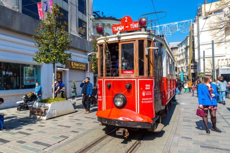 Foto de ISTANBUL, TURQUÍA - 10 DE ABRIL DE 2022: Tranvía retro en la calle Taksim Istiklal en Estambul, Turquía en un día soleado - Imagen libre de derechos