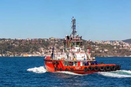 Foto de ISTANBUL, TURQUÍA - 10 DE ABRIL DE 2022: Barco de seguridad costera en el Bósforo en Estambul, Turquía - Imagen libre de derechos