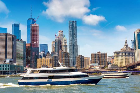 Téléchargez les photos : Bateau de la voie navigable de New York sur l'Hudson River sur fond de paysage urbain de Manhattan, États-Unis - en image libre de droit