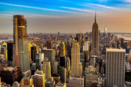 Foto de Vista aérea panorámica de Manhattan al atardecer en Nueva York, NY, EE.UU. - Imagen libre de derechos