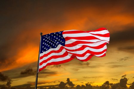 Téléchargez les photos : Drapeau des États-Unis agitant contre le coucher du soleil avec un beau nuage - en image libre de droit