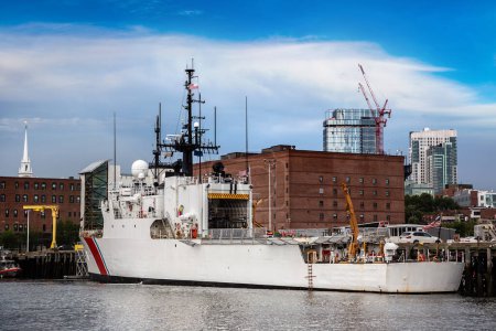 Téléchargez les photos : Navire de la Garde côtière américaine amarré à la base de Boston, Massachusetts, États-Unis - en image libre de droit