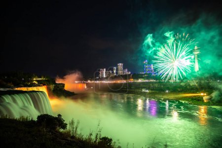 Téléchargez les photos : Feux d'artifice sur les chutes américaines aux chutes du Niagara la nuit, États-Unis, du côté américain - en image libre de droit