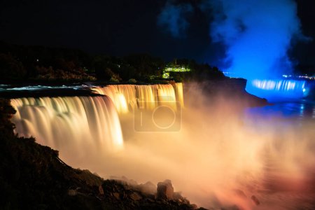 Téléchargez les photos : Vue de nuit des chutes américaines aux chutes Niagara, États-Unis, du côté américain - en image libre de droit