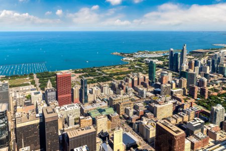 Téléchargez les photos : Paysage urbain panoramique de Chicago et du lac Michigan par une journée ensoleillée, Illinois, États-Unis - en image libre de droit
