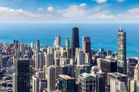 Foto de Paisaje urbano aéreo panorámico de Chicago y el lago Michigan en un día soleado, Illinois, EE.UU. - Imagen libre de derechos