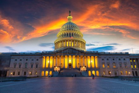 Foto de El edificio del Capitolio de los Estados Unidos al atardecer por la noche en Washington DC, EE.UU. - Imagen libre de derechos