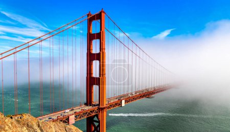 Téléchargez les photos : Golden Gate Bridge entouré de brouillard à San Francisco, Californie, États-Unis - en image libre de droit