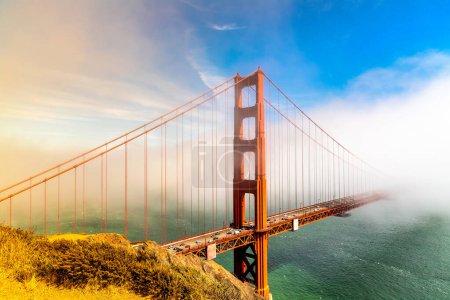 Téléchargez les photos : Golden Gate Bridge entouré de brouillard à San Francisco au coucher du soleil, Californie, États-Unis - en image libre de droit