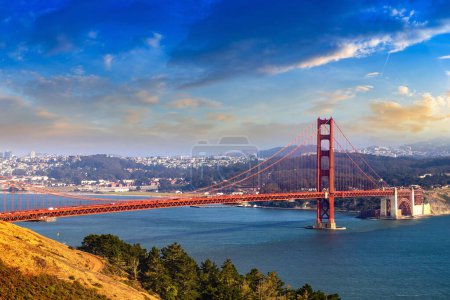Blick auf die Golden Gate Bridge bei Sonnenuntergang in San Francisco, Kalifornien, USA