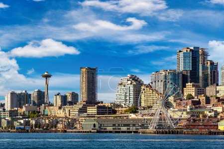 Blick auf das Stadtbild von Seattle an der Elliott Bay an einem sonnigen Tag, Washington, USA