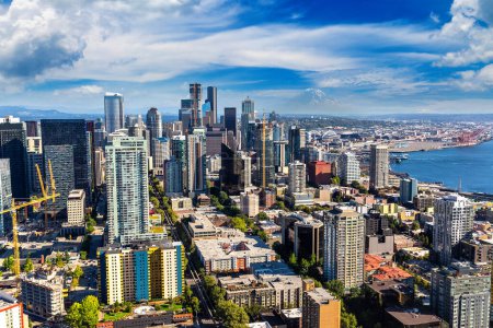 Téléchargez les photos : Vue aérienne panoramique du quartier des affaires de Seattle avec le mont Rainier en arrière-plan par une journée ensoleillée à Seattle, États-Unis - en image libre de droit