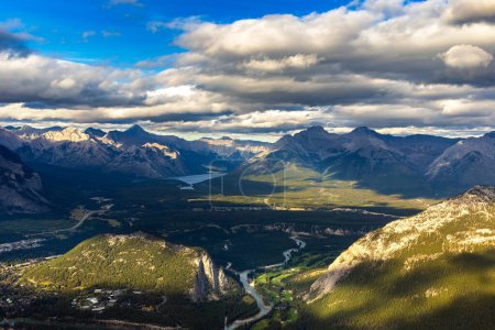 Foto de Vista aérea panorámica de Bow Valley en el parque nacional Banff, Rockies canadienses - Imagen libre de derechos