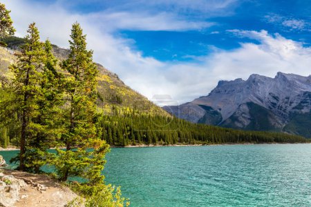Téléchargez les photos : Lac Minnewanka dans le parc national Banff, Canada - en image libre de droit