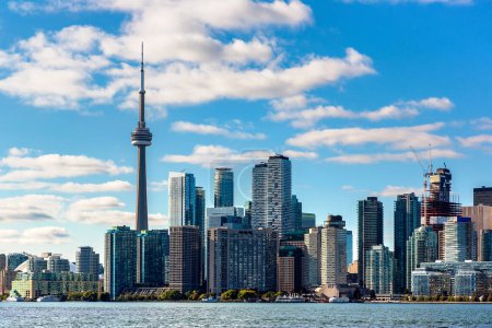 Blick auf die Skyline von Toronto an einem sonnigen Tag, Ontario, Kanada