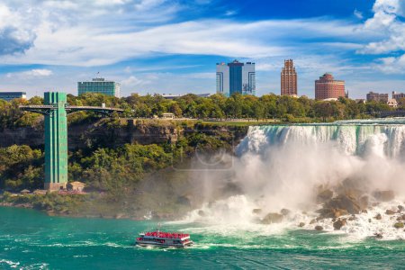 Téléchargez les photos : Vue latérale canadienne de Niagara Falls, American Falls par une journée ensoleillée à Niagara Falls, Ontario, Canada - en image libre de droit