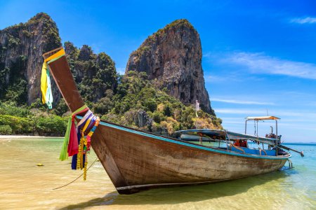 Téléchargez les photos : Thai traditional wooden longtail boat at Railay Beach in Krabi, Ao Nang, Thailand - en image libre de droit