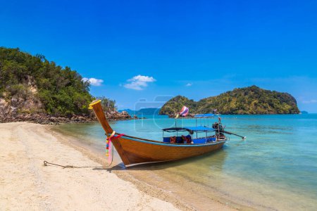 Téléchargez les photos : Bateau traditionnel thaïlandais à queue longue en bois à la plage tropicale en Thaïlande - en image libre de droit