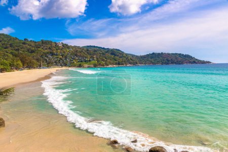 Téléchargez les photos : Vue panoramique de la plage de Kata Noi sur l'île de Phuket, Thaïlande par une journée ensoleillée - en image libre de droit