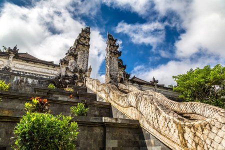 Foto de Antigua puerta en el templo Pura Penataran Agung Lempuyang y el volcán Agung en Bali, Indonesia en un día soleado - Imagen libre de derechos