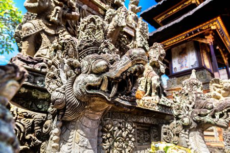Téléchargez les photos : Temple Pura Desa Batuan à Bali, Indonésie par une journée ensoleillée - en image libre de droit