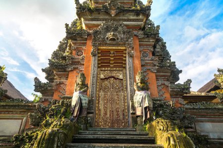 Téléchargez les photos : Temple Saraswati à Ubud sur Bali, Indonésie par une journée ensoleillée - en image libre de droit