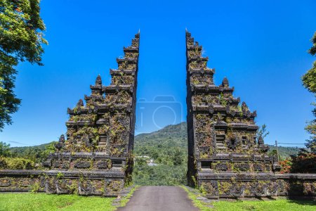 Foto de Bali Handara Gate in Bali, Indonesia in a sunny day - Imagen libre de derechos