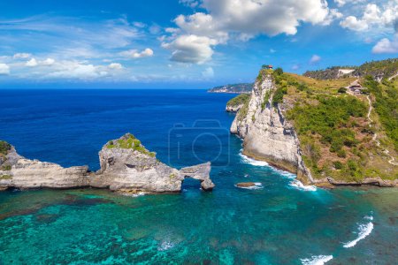 Foto de Arco de roca natural en Ocean Water y mirador de Atuh Beach en la isla de Nusa Penida, Bali, Indonesia - Imagen libre de derechos