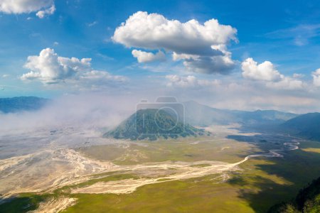 Foto de Polvo volcánico alrededor del volcán Bromo, isla Java, Indonesia. Vista aérea panorámica - Imagen libre de derechos