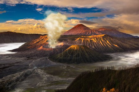 Téléchargez les photos : Lever de soleil au volcan Bromo, île de Java, Indonésie. Vue aérienne panoramique - en image libre de droit
