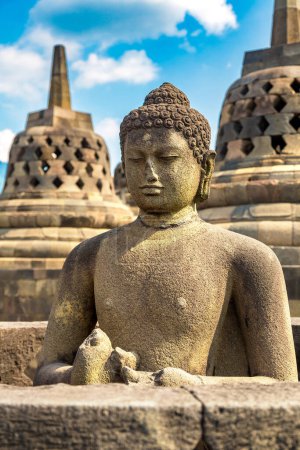 Foto de Templo Buddista Borobudur cerca de la ciudad de Yogyakarta, Java Central, Indonesia - Imagen libre de derechos