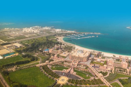 Téléchargez les photos : Vue aérienne panoramique du Palais des Émirats à Abu Dhabi en une journée d'été, Émirats arabes unis - en image libre de droit